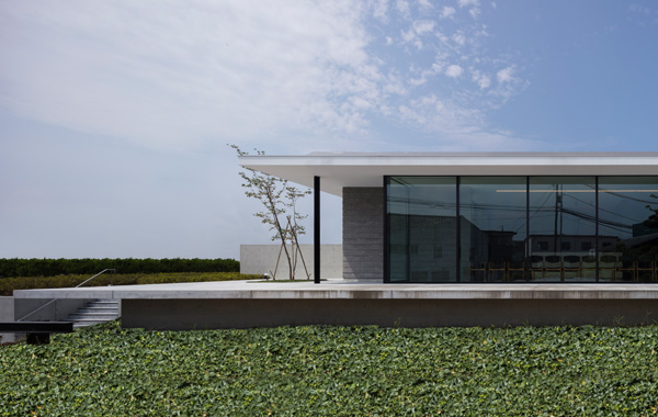 カンミレと宮下巧大による、福岡市の​「ゼロマチクリニック天神」。駅直結施設内の狭小区画でアプリ連携によるミニマム医療施設を目指し計画、デジタル技術で同時滞在人数の制御と受付プロセスの省略を実現、限られた面積内にゆとりある空間を生み出す