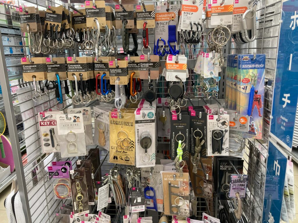 カラビナ アレンジ 100均毛糸で手作り！ 簡単カラビナダイソー・セリアで買える材料だけでかわいいアイテムに -ハピキャンキャンプ・アウトドア情報メディア