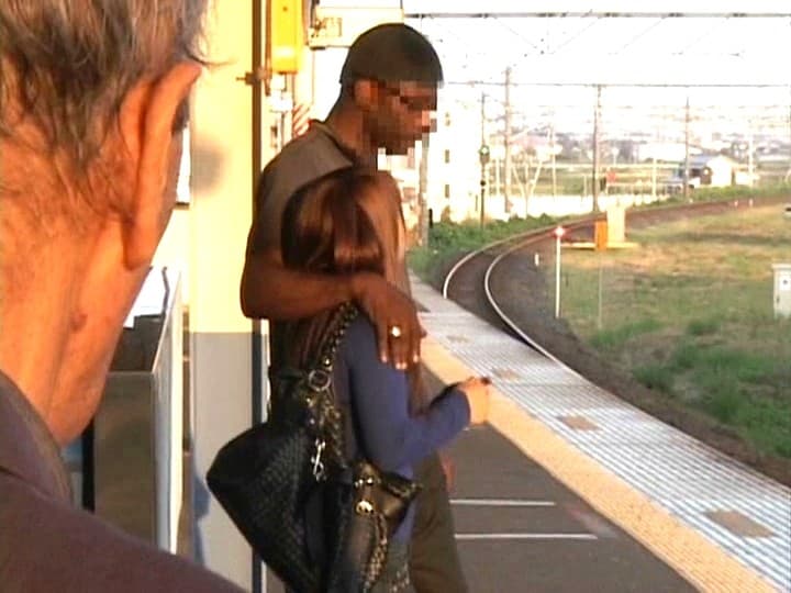 駅のホームから黒人痴漢師に目を付けられていた巨乳JD！電車内で辱められて下車後は廃墟のような場所で犯される！ iQoo