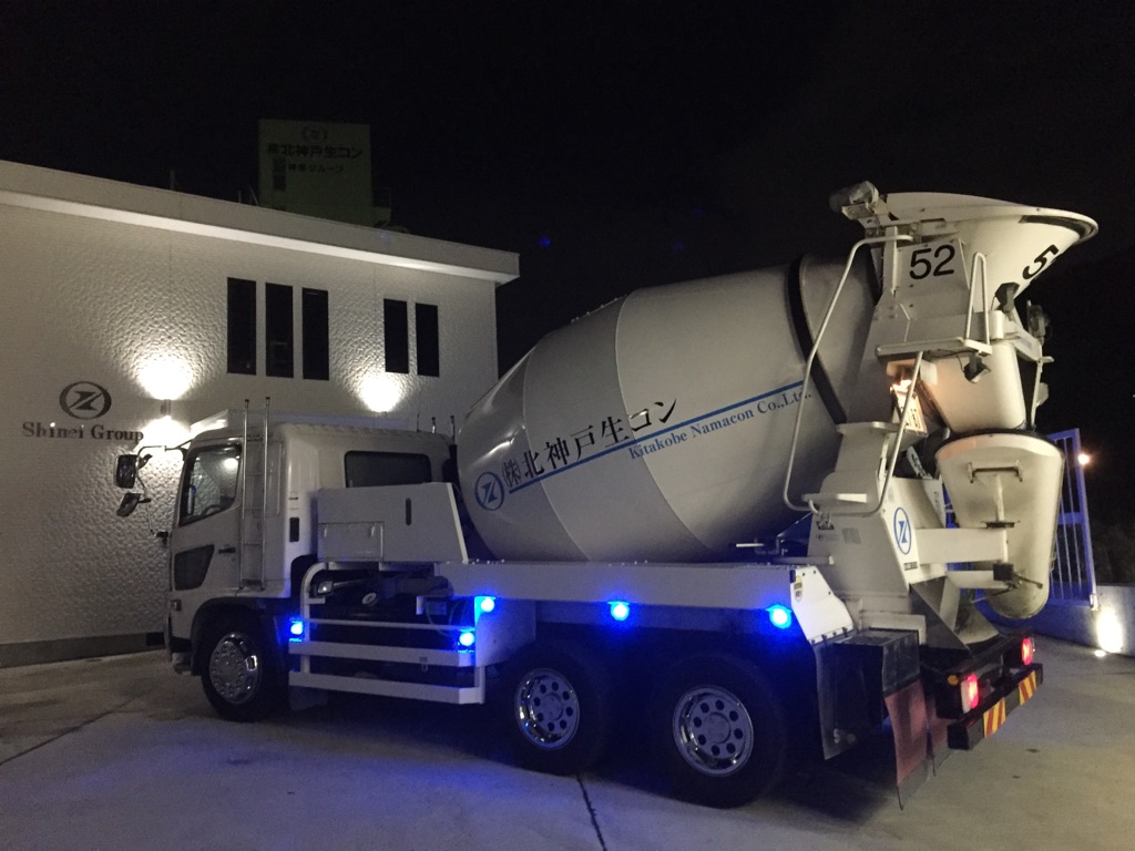 UDトラックス ミキサー車 - カヤバ製☆８．７立米のミキサー車です♪