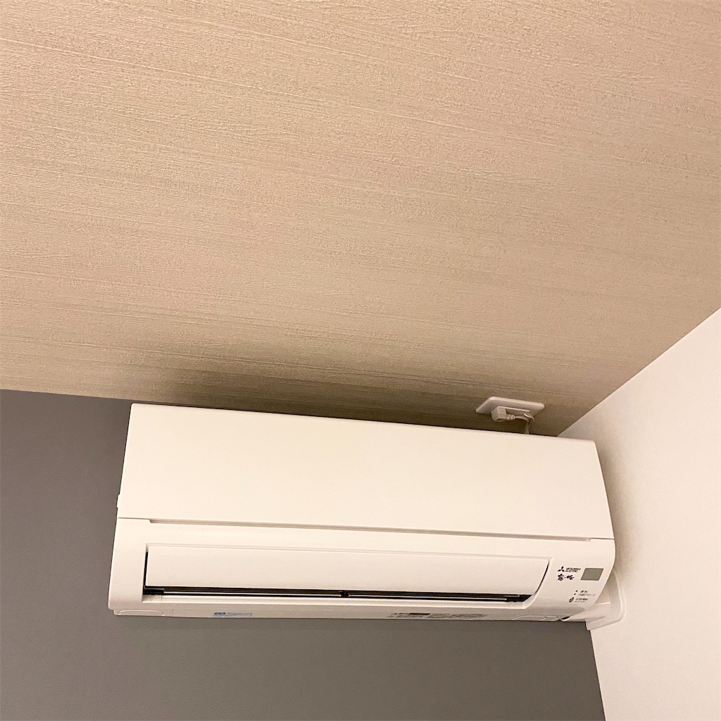 エアコンのコンセントを目立たない位置にする方法について