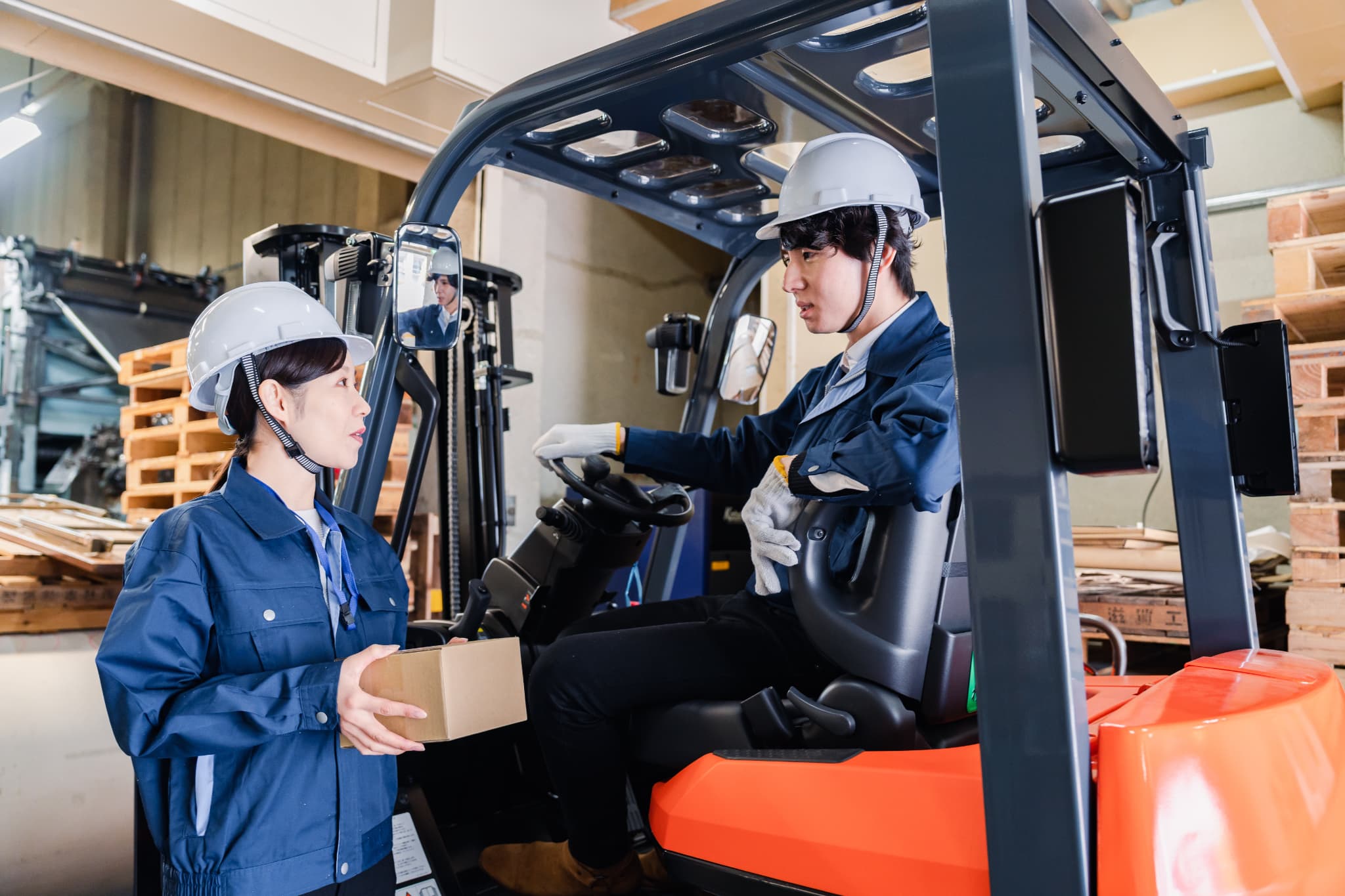 フォークリフト女子が製造業で活躍する姿