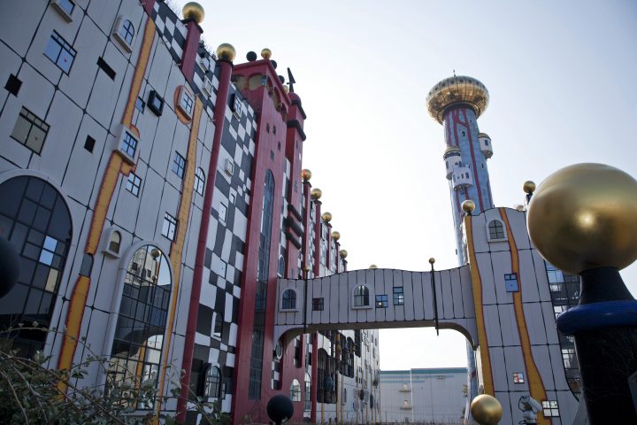 圧倒！ フンデルトヴァッサーの仰天建築「舞洲ゴミ処理場」 大阪日本珍スポット100景