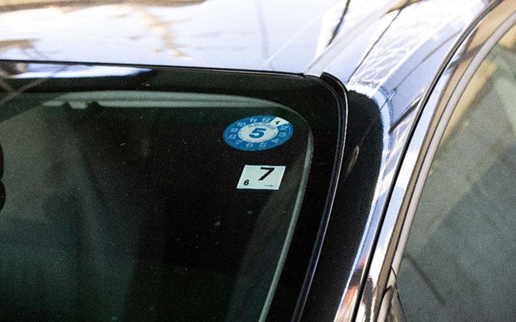 検査標章 車検シール の見方は？貼り方や期限切れを確認する方法コスモのコミっと車検