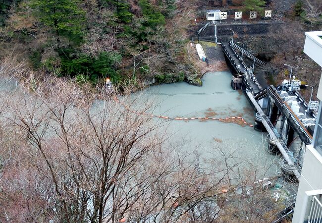 寸又峡の大間ダム湖に架かる夢の吊り橋[10790008026]の写真・イラスト素材｜アマナイメージズ