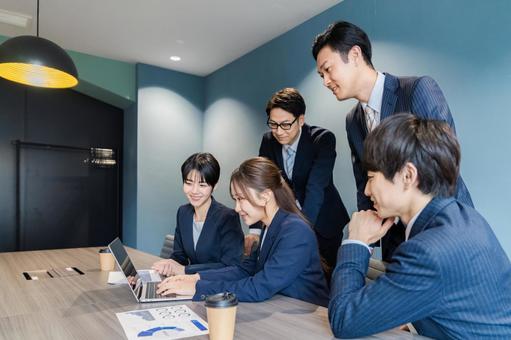 無料写真スーツ姿の外国のビジネスマンパブリックドメインQ：著作権フリー画像素材集