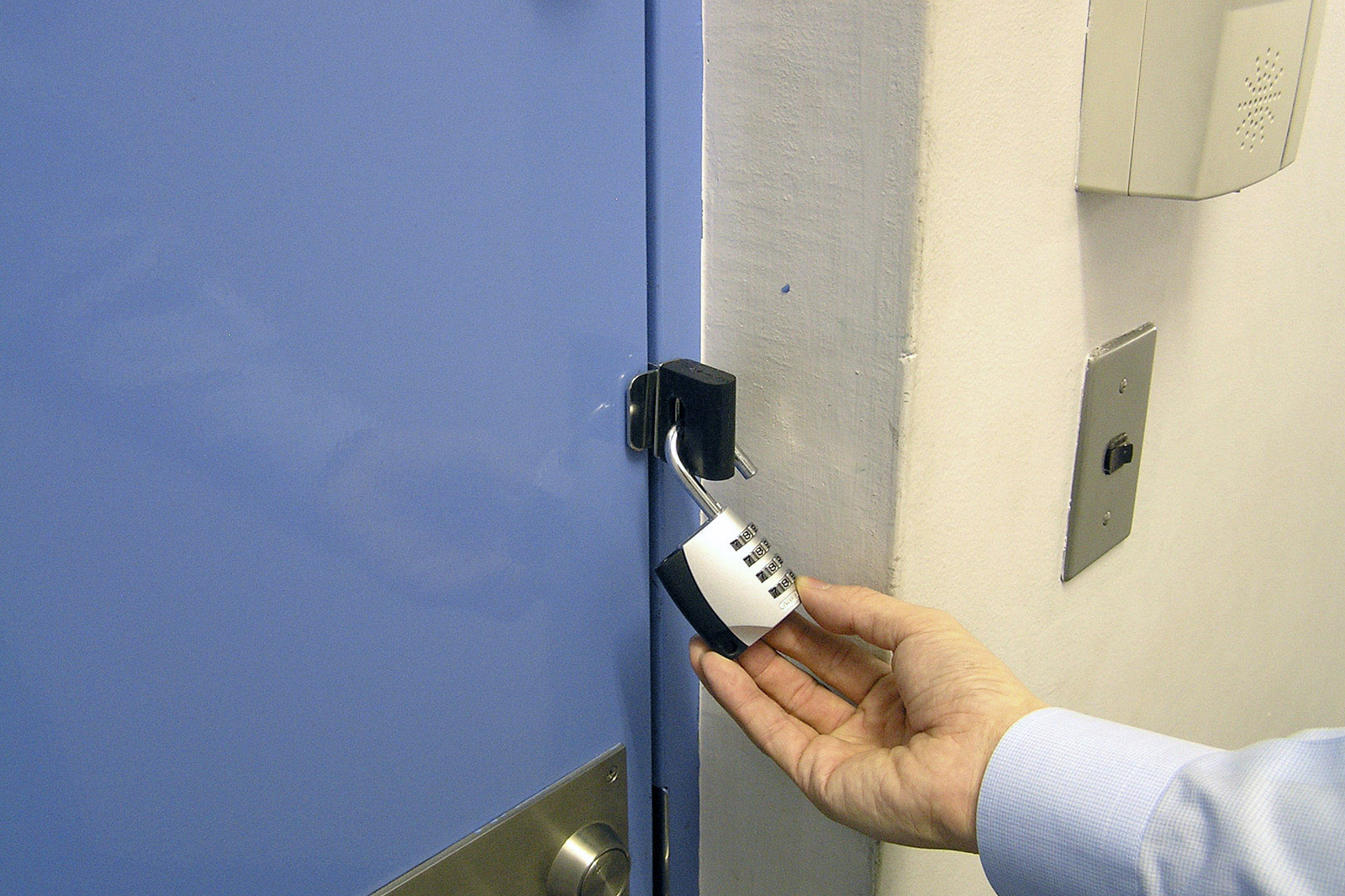 楽天市場 ドアジョイナー 36 40+ABUS 南京錠付玄関 補助錠 賃貸 ドア 追加 鍵 ロック ダイヤル式 ツーロック 入退室管理 管理 取付後付 簡単 : 鍵と防犯の専門店smile-security