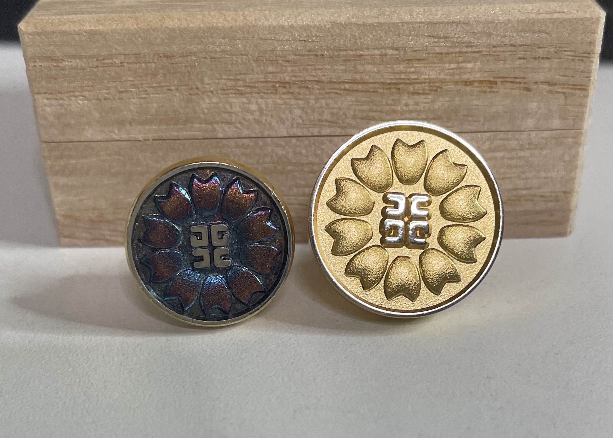 Amazon.co.jp: 日本行政書士連合会 金色の行政くん 銀色のユキマサくん ピンバッジ 2個セット 徽章 スーツ 行政書士 : ファッション