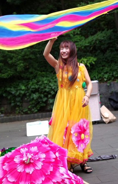 上野公園蛙噴水広場前にて東京都公認ヘブンアーティスト活動 | 上野公園女性