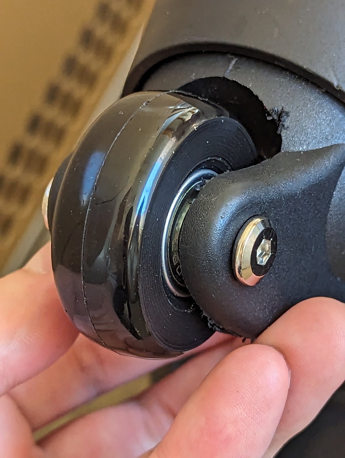 修理 スーツケースのキャスターを自分で交換！約2,500円でボロボロなキャスターを新品にする方法を解説しますポち