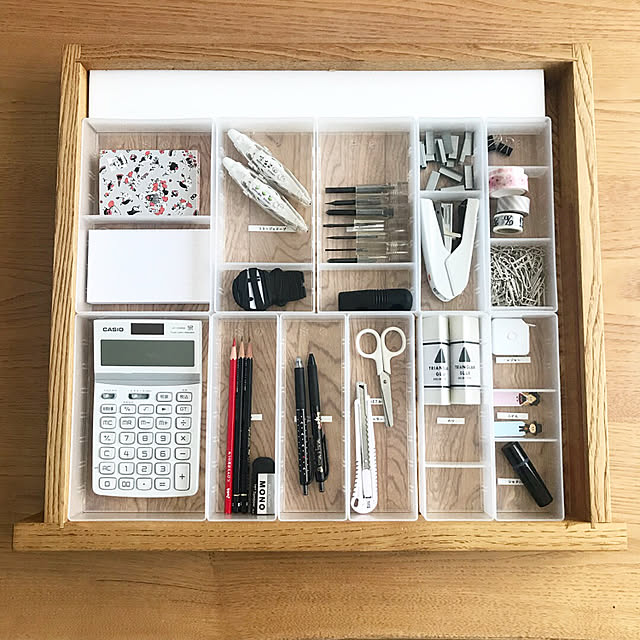 100均ダイソーの整理トレー商品一覧・サイズ。無印良品のPPデスク内整理トレーに似ている