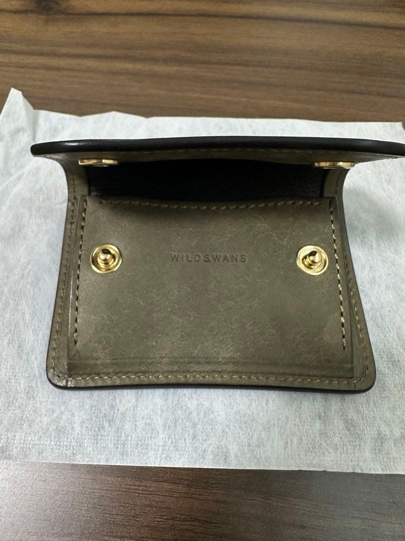 ワイルドスワンズ タング プエブロ グリージオ ワイルドスワンズ TONGUE プエブロ×サドル エイジング 折り財布