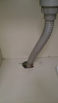 キッチン シンク下のにおい対策 隙間パテ使用