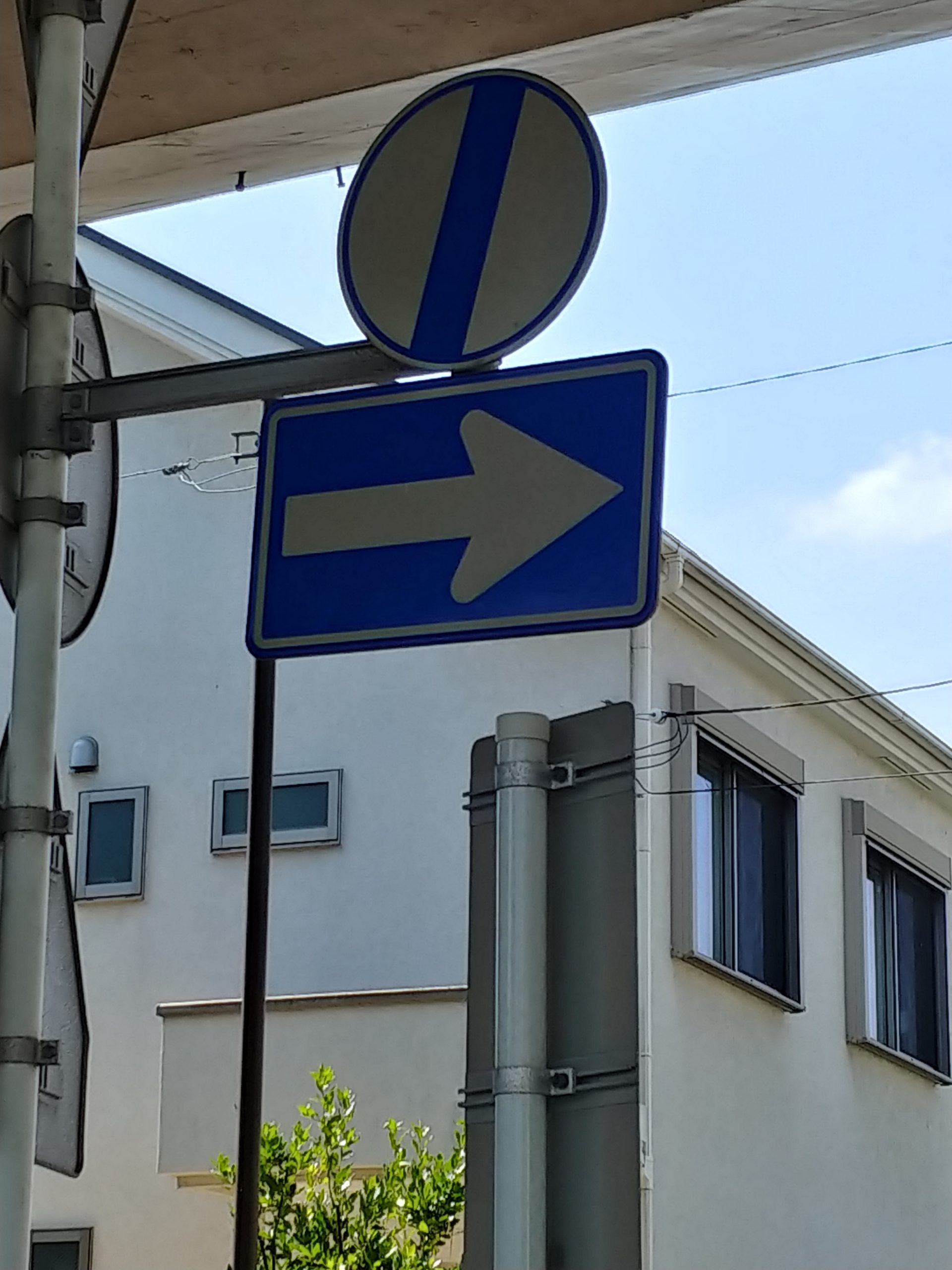 交通標識 一方通行の 規制標識 イラスト ill-tsi_326-A