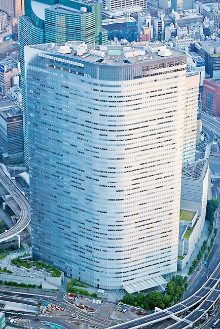 カレッタ汐留の地下2階に「汐留横丁」が誕生！😲⁠ ⁠ ＼行ってみたいと思ったら保存してね📲 ⁠ ⁠ 2023年8月27日 日 、電通本社ビルのある「 カレッタ汐留」 @caretta__shiodome の地下2階に、フードホール「汐留横丁」がオープン。広さは約390平方メートルで、自席で