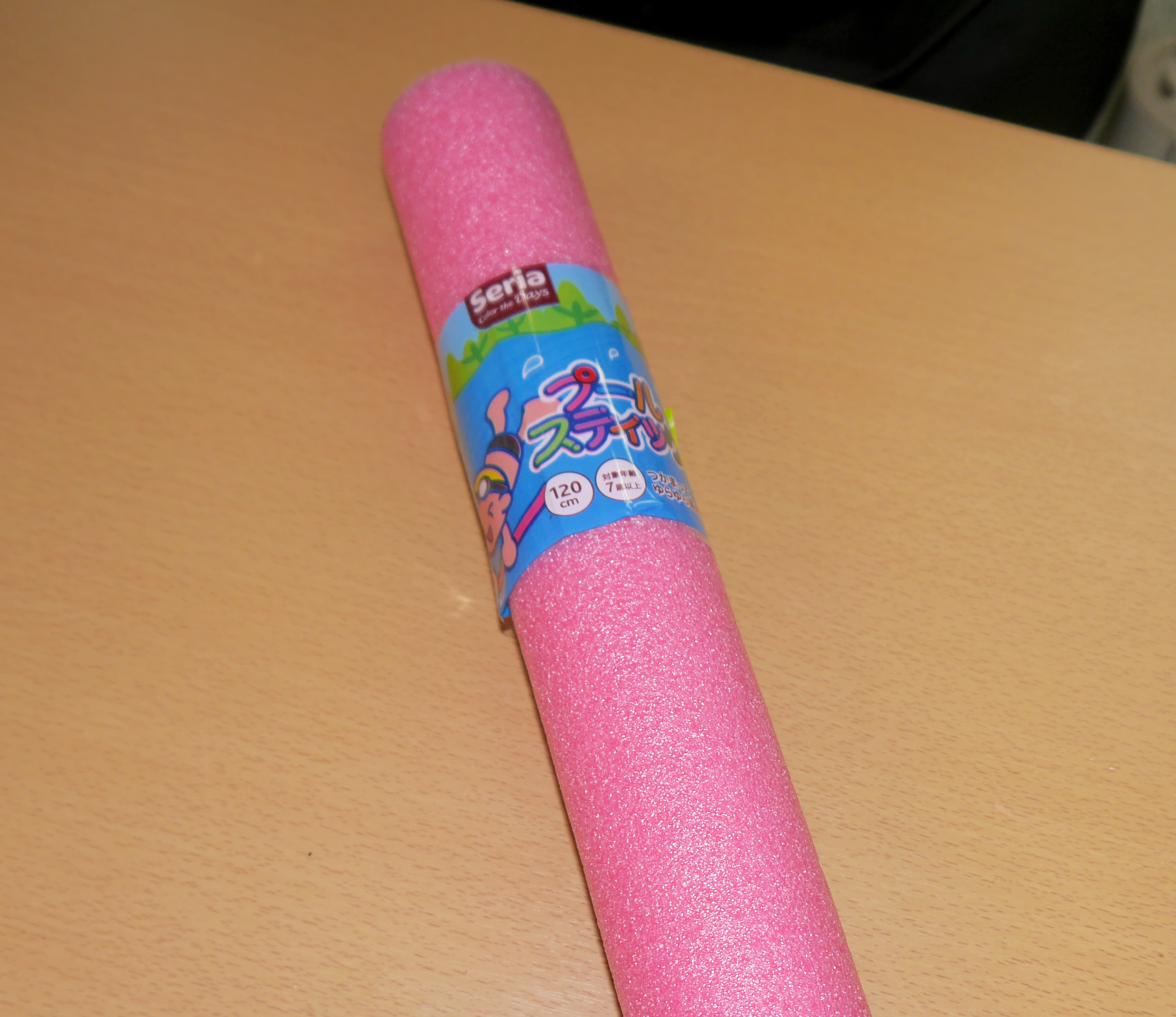プールスティックは100均ダイソー・セリアのどこで売ってる？コスパ重視の人向けの商品を発見！100均レビュー研究所