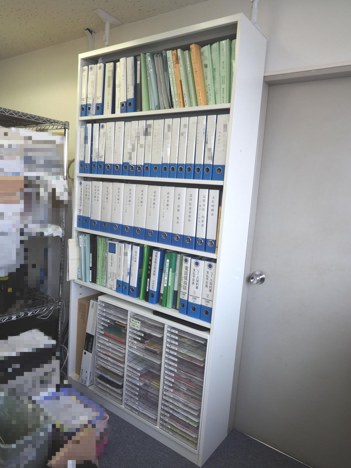 布もの工房 北次株式会社 縫製工場 - 工具やコマの収納ラック。色分けしてわかりやすく整頓しています。資材部の工夫が詰まっています。縫製工場5s活動3s活動garmentfactory工具収納ウォールラックニッパーラジペンプライヤーFacebook