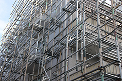 マンション大規模修繕工事』いよいよ足場組立③仮設足場ブログ大阪の大規模修繕工事なら星功株式会社
