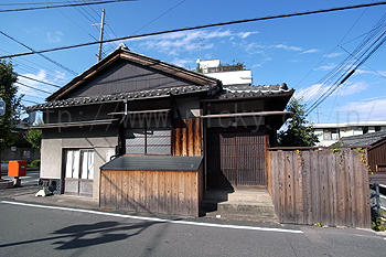 奈良の100年余り前の古い5つの町屋をリノベーションした「奈良町宿」で“創造的休暇”を過ごす -casa