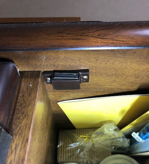 ３０年使っている食器棚の扉の丁番を修理 砂丘人様│ e-classy お客様の声