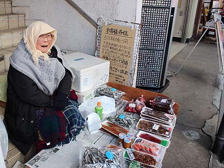 たこ焼き・鶏卵焼き・たい焼き－－ 児童養護施設に屋台 ボランティアで出店 下関露店商協同組合山口毎日新聞