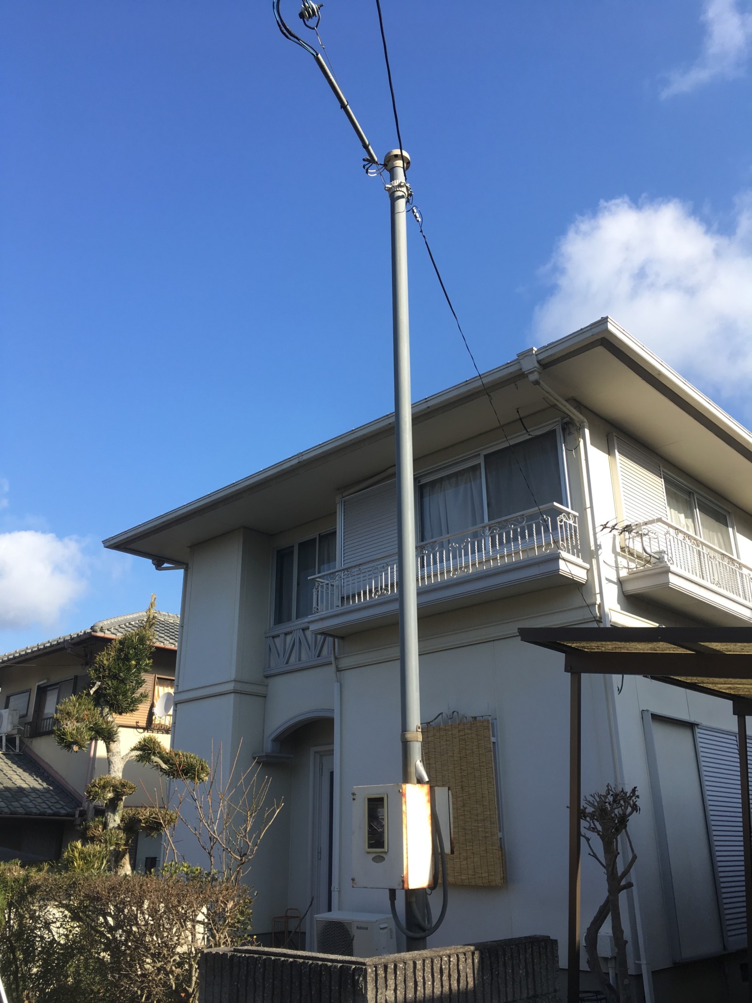 家と送電を考える①壁付？引込柱？電線引き込みポールのメリットデメリット - 北欧ミッドセンチュリーの家づくり