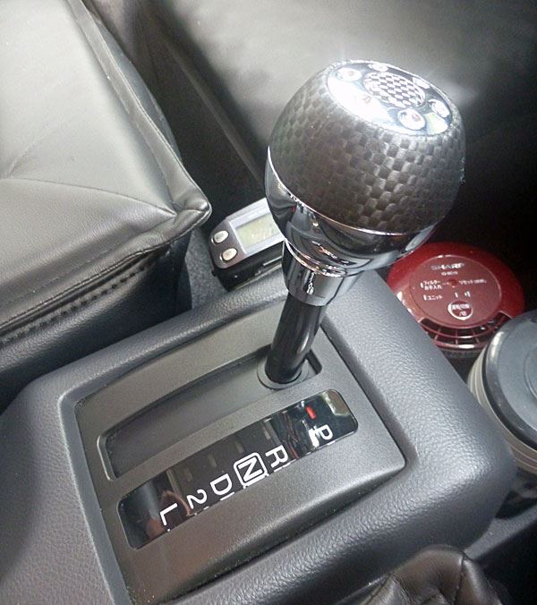 ノブを交換」は昭和脳！ ボタン・ダイヤル・後付けパドルもアリの最先端「シフトカスタム」の世界AUTO MESSE WEB オートメッセウェブ～カスタム・アウトドア・福祉車両・モータースポーツなどのカーライフ情報が満載～