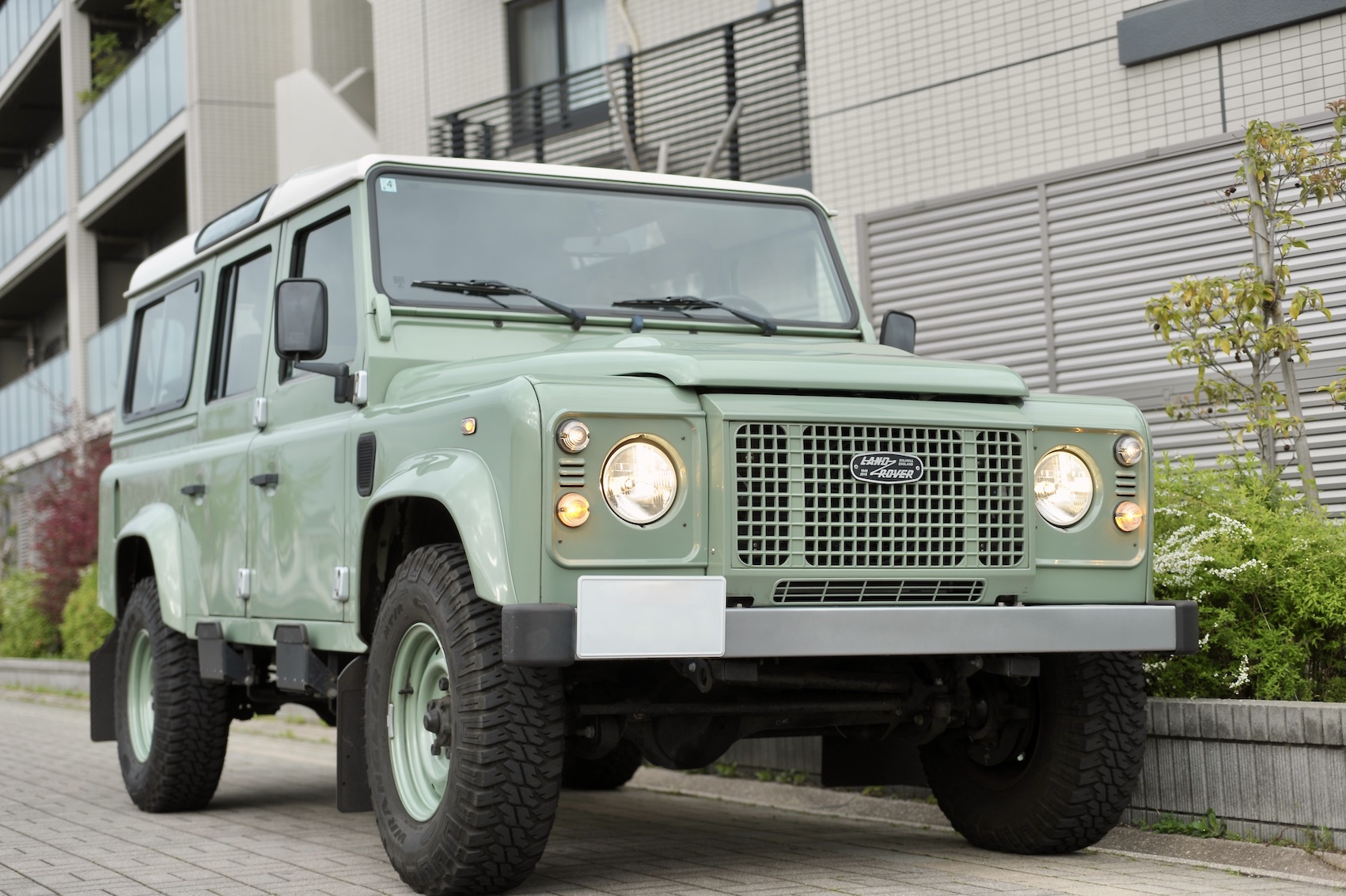 比較試乗 「ランドローバー・2020年式ディフェンダー110 vs 2002年式ディフェンダー110 TD5」初代のDNAはどう受け継がれているのか？- LE VOLANT WEB自動車情報サイト『LE VOLANT WEB ル・ボラン ウェブ 』