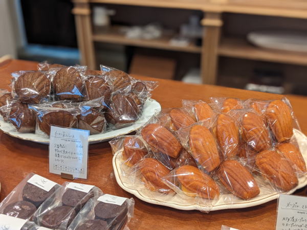 6月の蔵前は祭りがたくさんで、先週も今週も賑やかです。 そういえば、最近入口にワンちゃん用のリードフックをつけました。 ワンちゃんのお散歩が多い蔵前、常連ワンが通るとスタッフみんなテンションあげあげになります。 さて六月に入り、季節の焼き菓子も移り変わっ