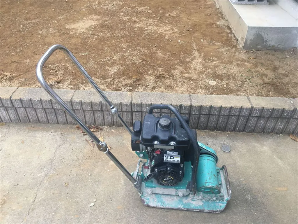 転圧はDIYでできる？きれいな砂利敷きのためにおすすめの道具と使い方