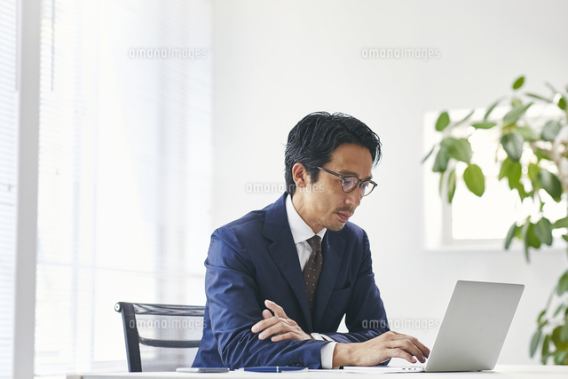 ビジネスマン 全身 写真素材5248343- フォトライブラリ