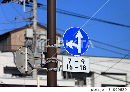 あれ 何だっけ？」 街で見かける「謎の標識」どんな意味!? うっかり忘れがちな「青いスラッシュ」の正体とはくるまのニュース