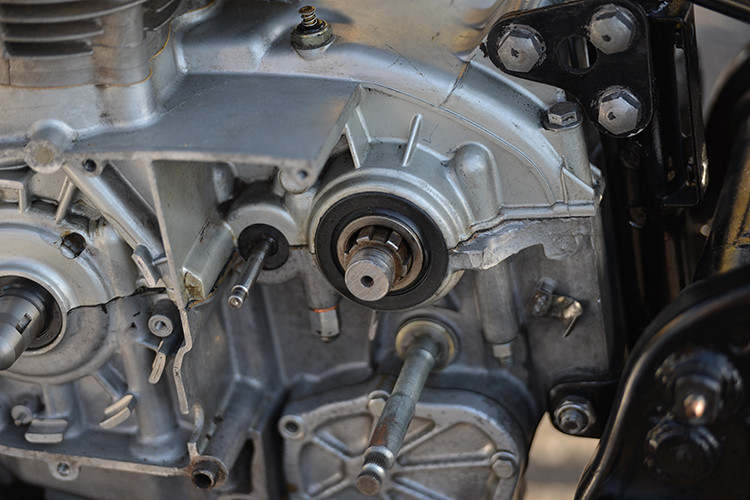 またまたオイル漏れ・ Anew oil leak: なんでバイクに乗るのでしょう