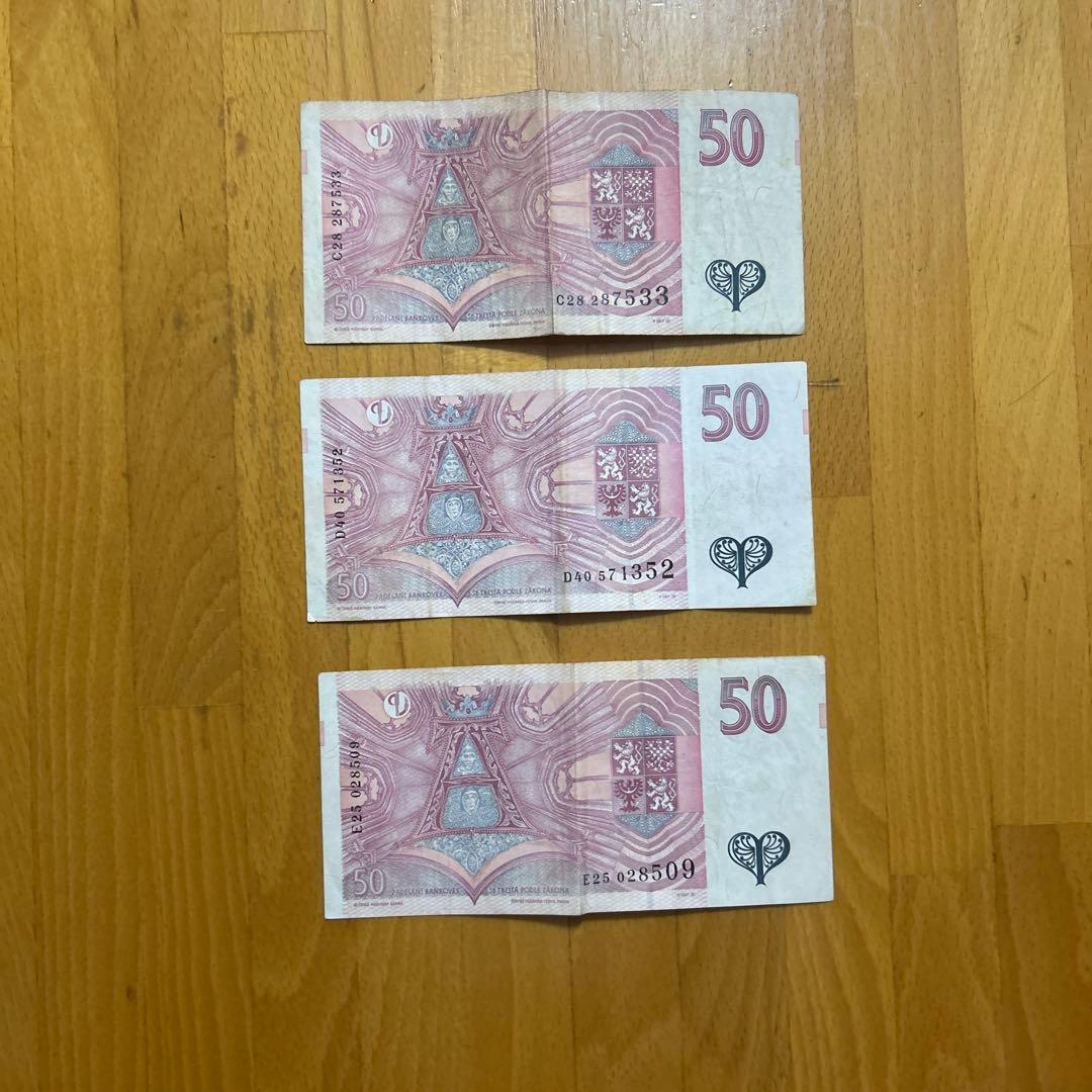 チェコ情報チェコのお札で一番大きな単位は5,000コルナ💶 こちらには初代大統領トマーシュ・マサリクが描かれています🤵流通量が少ないため、日常で見かけたらラッキー✨ ちなみにチェコはカード文化が進んでいるため、現金を使う機会はぐっと少なくなっています