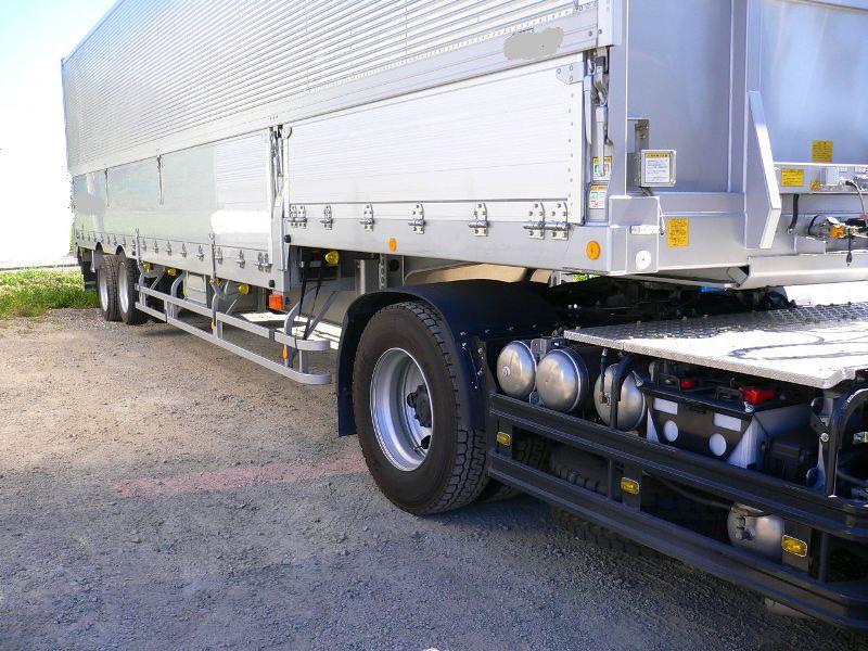 何のため？ 意外と多い「タイヤを浮かせて走るトラック」その理由とはくるまのニュース