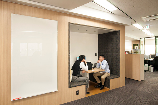 いま話題のオフィスのファミレス席とは？レイアウト例と共に解説コラムオフィス移転・レイアウト・デザインコクヨマーケティング