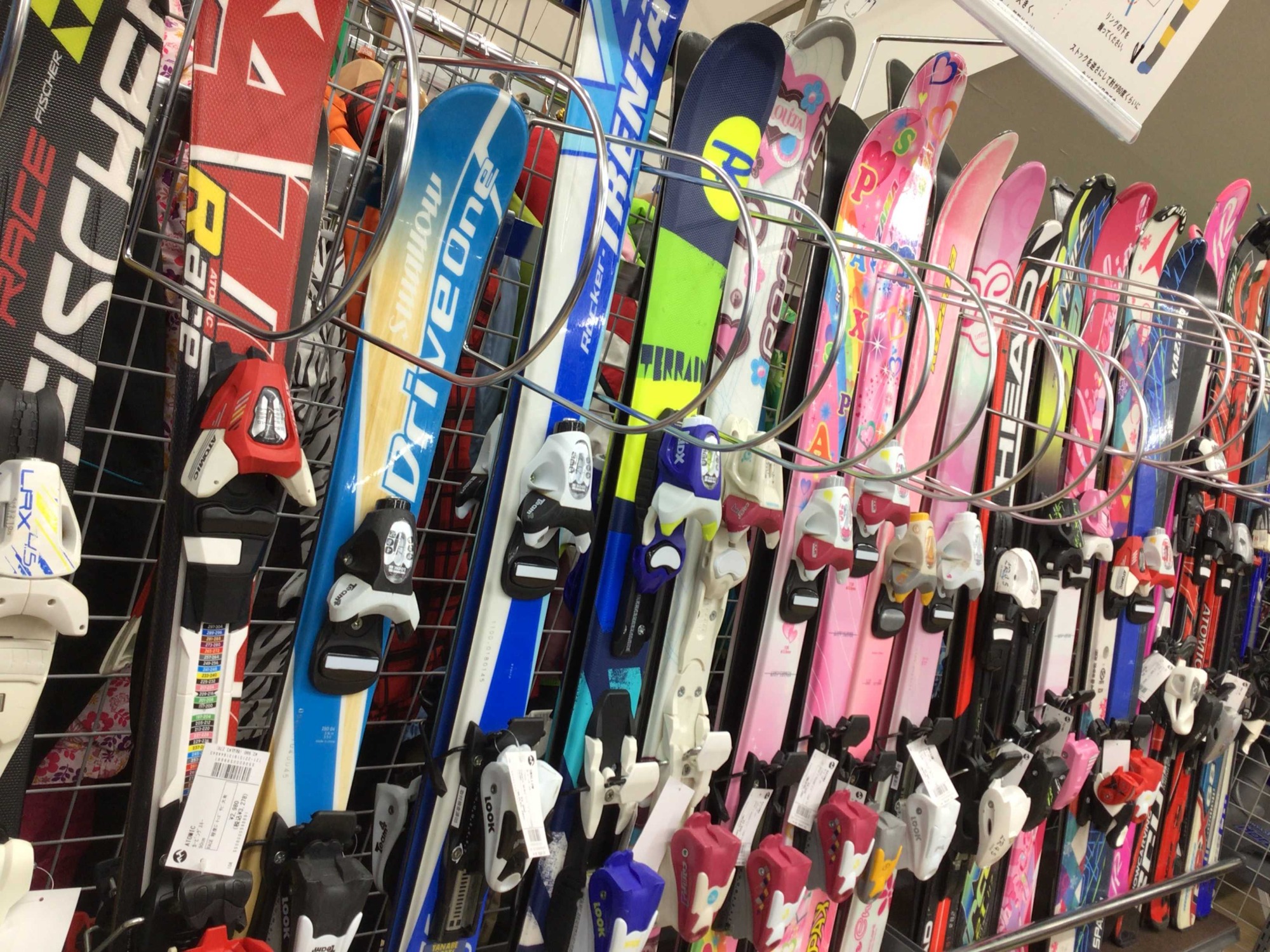 初めて買いそろえる初・中級者に最適なスキー板＆ブーツをAlpenスタッフが厳選。性能も価格も魅力的なモデルをSURF & SNOWが試乗してみた！ -SURF&SNOW