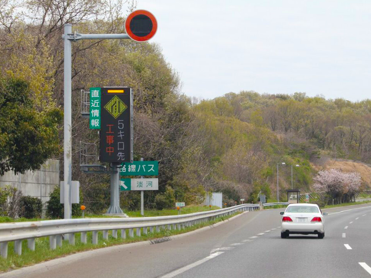 高速道路の所要時間表示板でわかる渋滞のサイン「緑・オレンジ・赤」の違いは？ - JAHIC 日本高速情報センタ