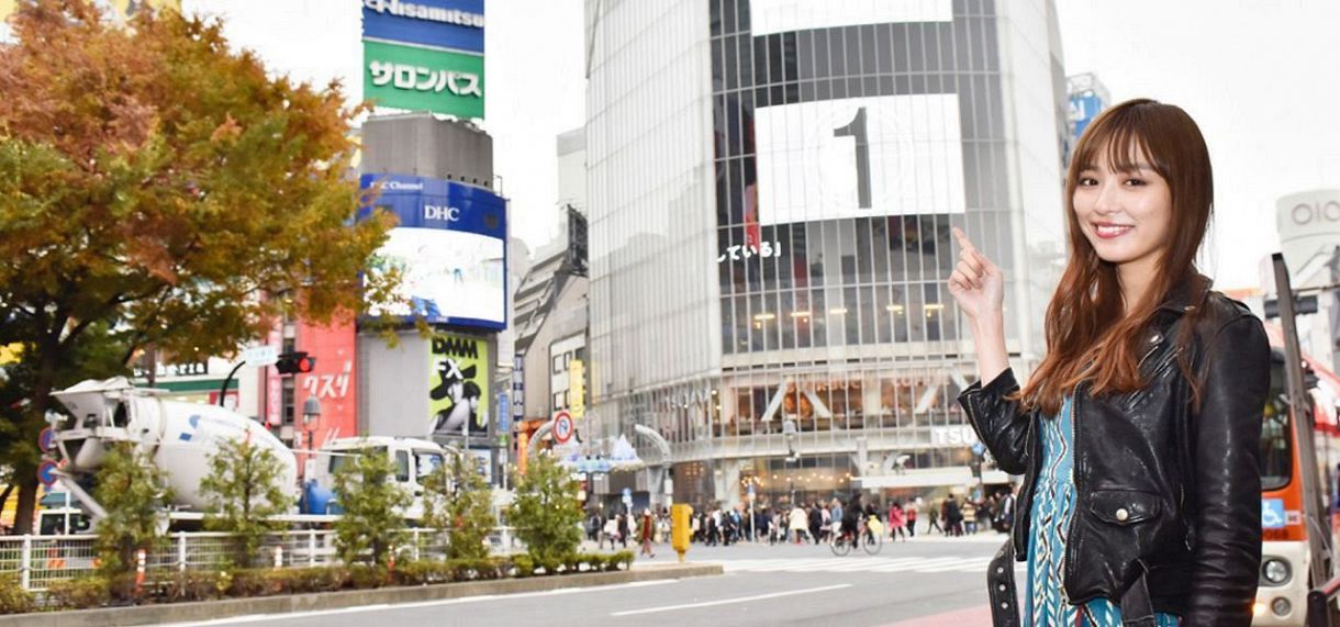 リアルピースの皆様渋女に遊びにきてくださいました🩷 美術講師のくるみさんと生徒とLINEスタンプ作成中🫣🩷 #渋谷女子インターナショナルスクール  #シブジョ