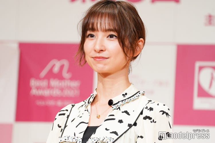 篠田麻里子が交際公表後初の公の場 「結婚のご予定は？」に笑顔で対応