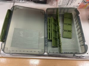 ダイソーのルアーケースに○○したら劇的に使いやすくなった！ と有用な動画と思いきや、ボヤキが98％の動画です。過度な期待はしないでね 閲覧注意