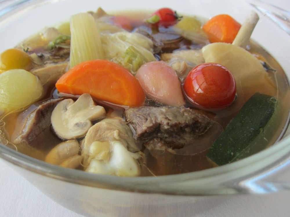 『 Joues de boeuf braisées 』, 牛頬肉の赤ワイン煮込み, 今回の食材は、牛の頰肉、フランス語でジュゥドブフ。,調理法はブレゼ。,鍋の中で、液体に対して、火を入れる個体が頭を出した状態で、さらに、蓋をして密閉させることで、鍋の中で煮込みと蒸しが同時進行する調理法。 液体に浸っている部分に香味野菜や肉の箸切れなどを入れメイン食材が直接鍋はだに当たらないようにカバ