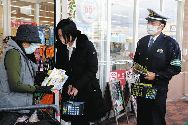 スーパーでスマホを見ながら商品を探すマスク姿女性買い物客 買い物シーンの写真素材73859755- PIXTA