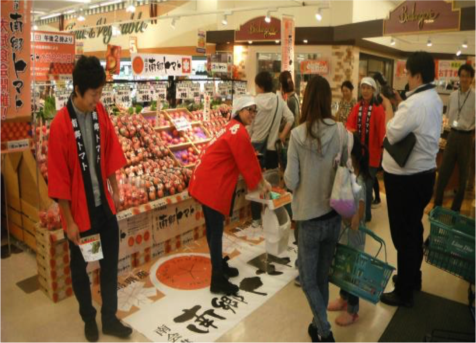 女性の買い物客を見てスマート フォンの写真素材・画像素材 Image 50224494