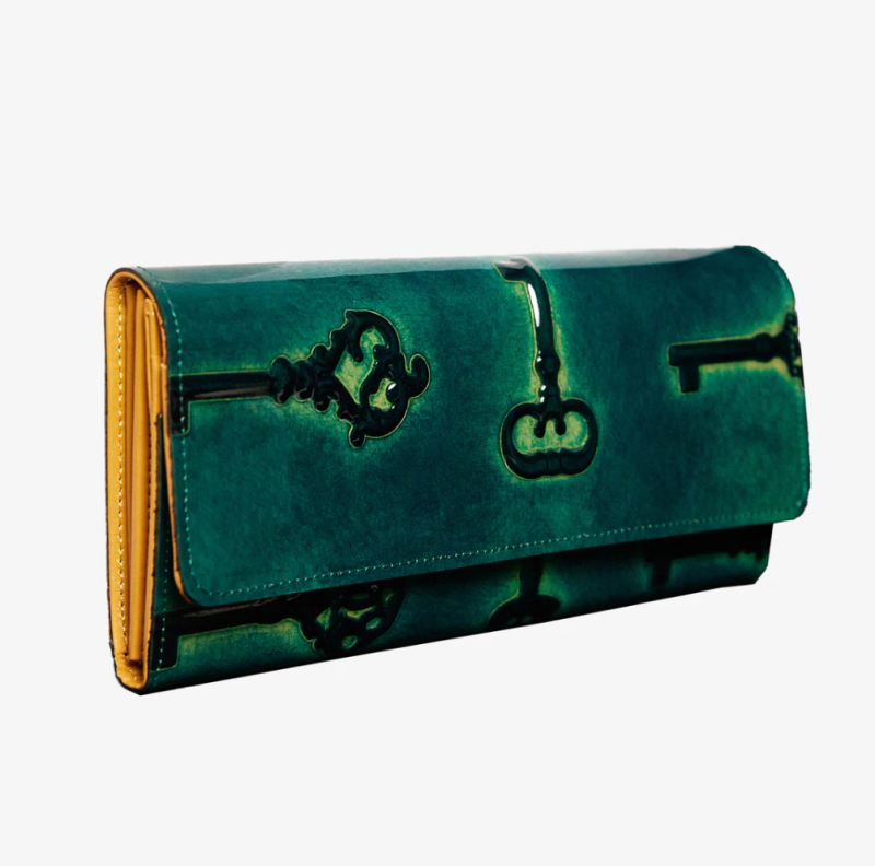 緑色の二つ折り財布は風水では運気アップするって知ってた？オシャレで個性的な印象も持ち合わせるグリーンの二つ折り財布を持とう！コラム失敗しない！革製品の選び方 革ee.com