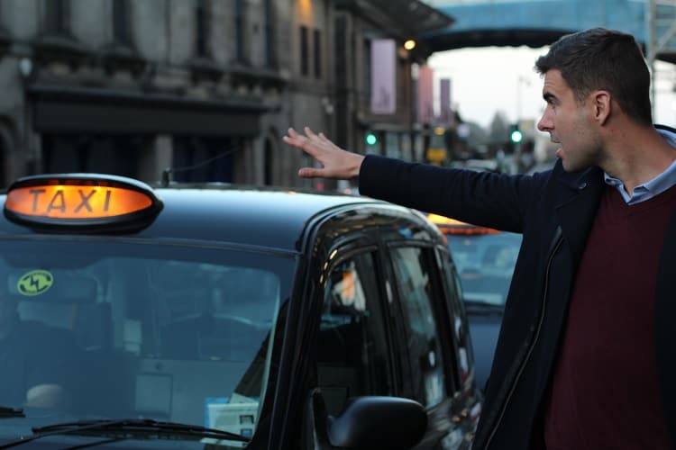 イギリス旅行 ロンドンでのタクシーの乗り方と料金やチップの疑問解決すりーてぃーかっぷす