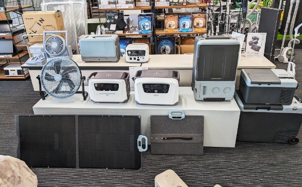 山善 ELEIN ソーラーパネル 10W 相当 ソーラーチャージャー YRSB-M100 発電機 バッテリー 折り畳み 薄型 超軽量 キャンプ 登山防災 太陽光パネル : くらしのeショップ - 通販 - Yahoo!ショッピング