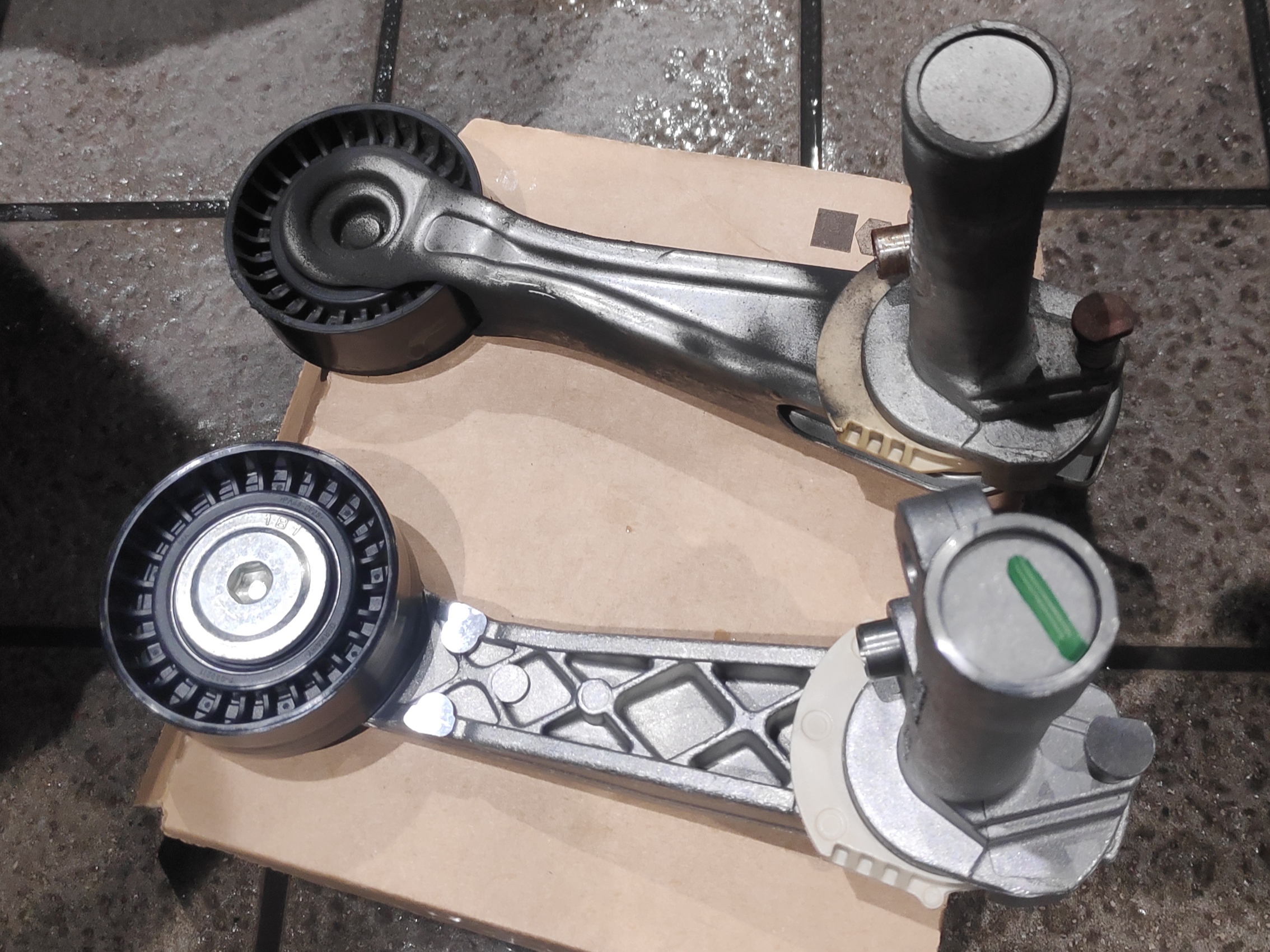 エクストレイルのファンベルトとオートテンショナー交換と費用 NT31整備士ノート