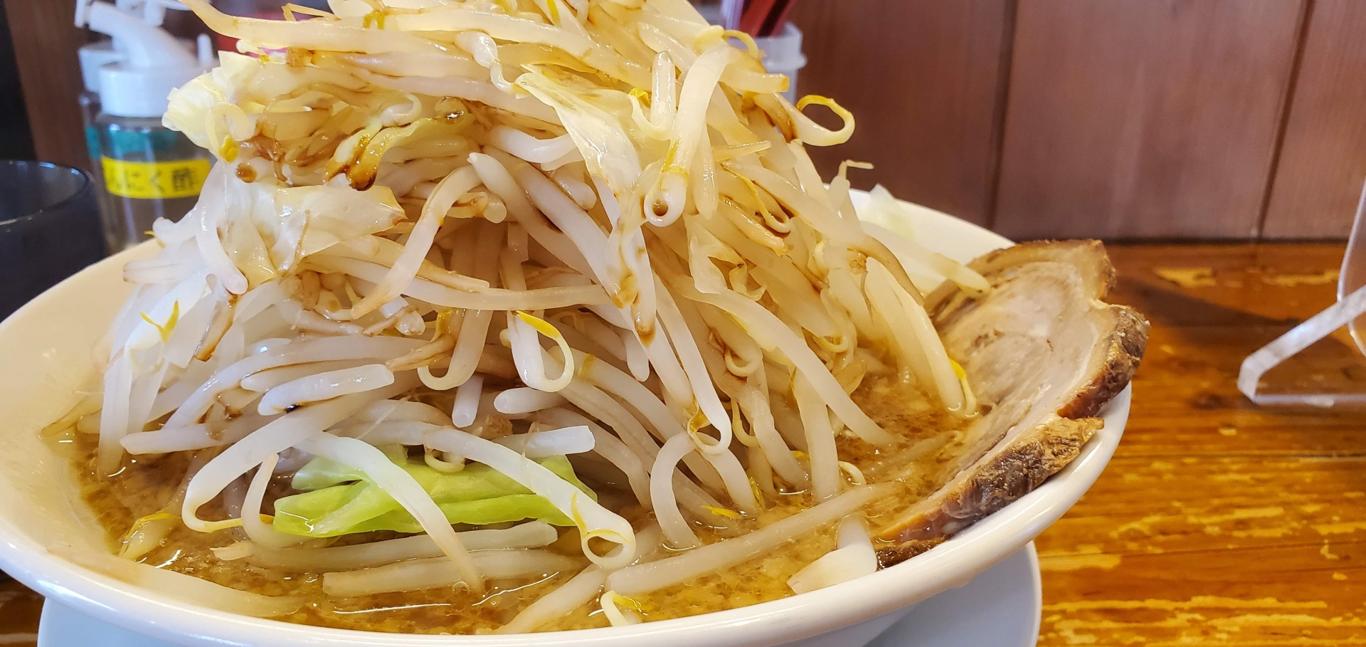 ラーメン二郎初心者が知っておきたい注文方法やルールとは？初心者におすすめの店舗情報もご紹介｜関東近郊のラーメン屋探しなら【MEN LIFE】