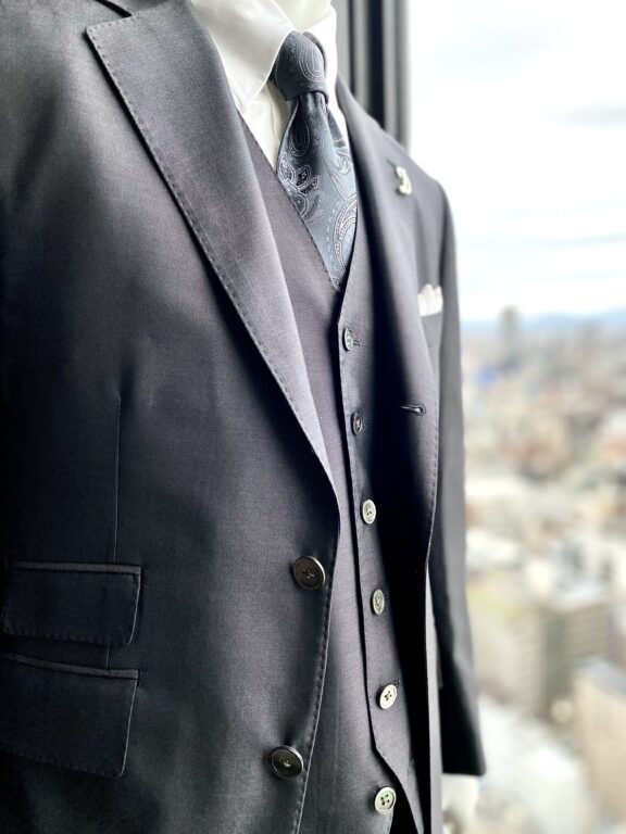 Amazon.co.jp:アウトレットファクトリー OUTLET FACTORY スーツ メンズスーツ 微光沢素材 スリム ウール混 春夏物シャイニー 2ツボタン ビジネス パーティー 結婚式 二次会 卒業式02 ネイビー fbr-410104-A5 : ファッション